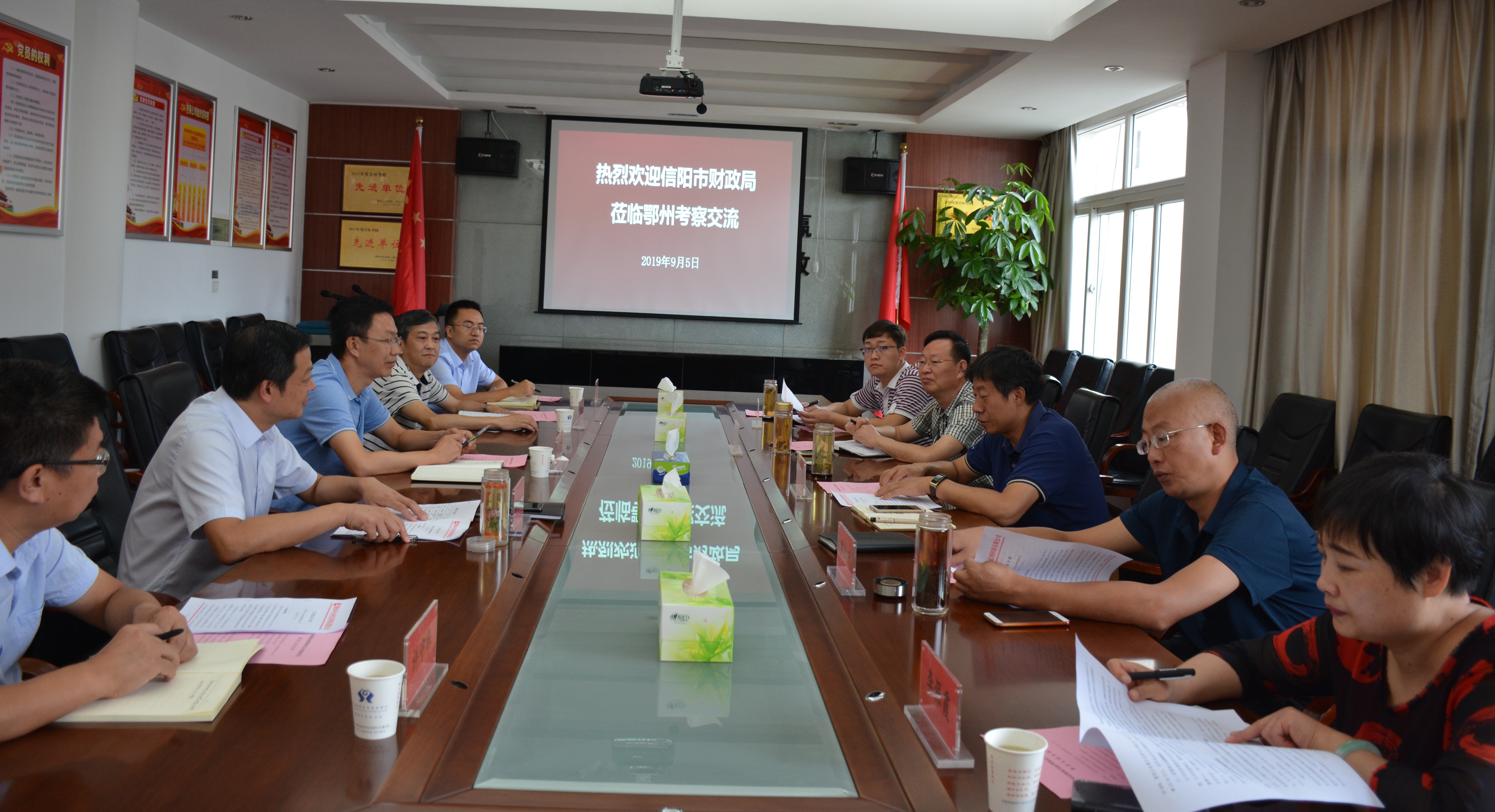 河南省信陽(yáng)市財(cái)政局到市擔(dān)保公司考察交流